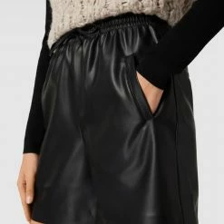 Herzensangelegenheit Shorts In Leder-Optik - Schwarz -S.Oliver Geschäft 6d258hqk8d250lam9spl4daf958kuja48lb32ka6716l0iag9554ggqfa55j8jpo6l7kqgpia95jgea1653jgdpjccp30ohh64p3cp1k75h3eob5cop3ecpn6pgj0d33cco30d0