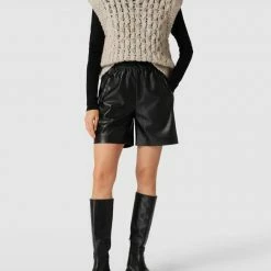 Herzensangelegenheit Shorts In Leder-Optik - Schwarz